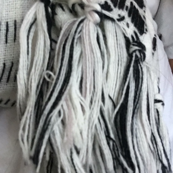 Black and white scarf with tassels! - Picture 3 of 3